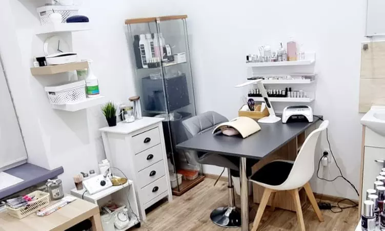 Manicure i pedicure hybrydowy w Klinice Zdrowia i Urody "Zefir"