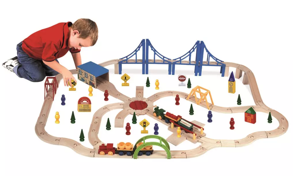 Circuit train en bois,100 pièces, dans en bois dans un grand bac de rangement - Primary Image