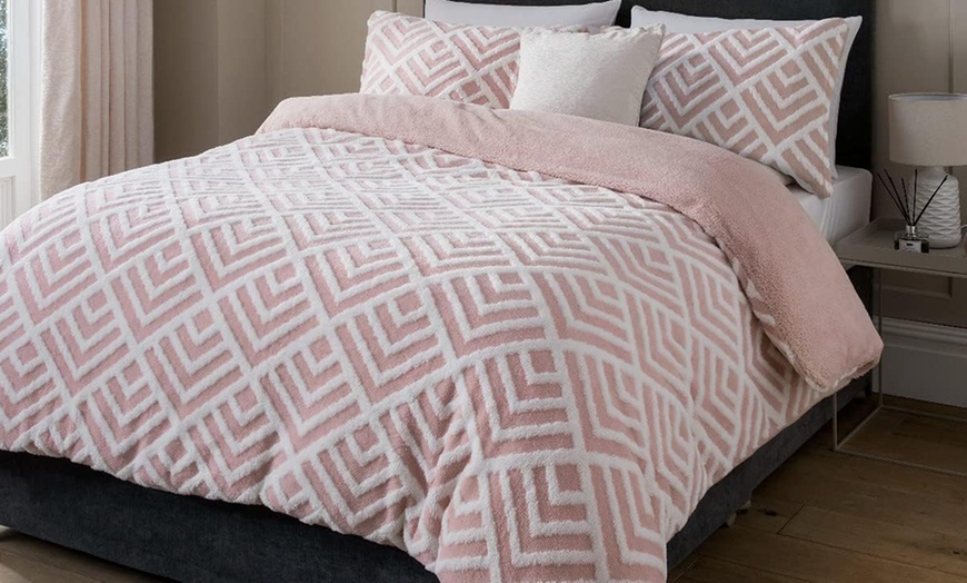 Image 3: Smart Living Premium Geo Jacquard Fleece Duvet Set