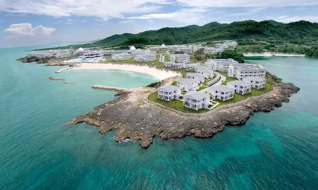 ✈ 4- or 6-Night All-Inclusive Grand Palladium Jamaica. Price is per Person, Based on Two Guests per Room. - Primary Image