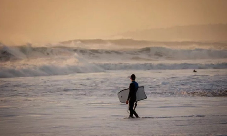 Image 4: ¡Descubre la emoción del mar con clases de Paddle Surf y Bodyboard!