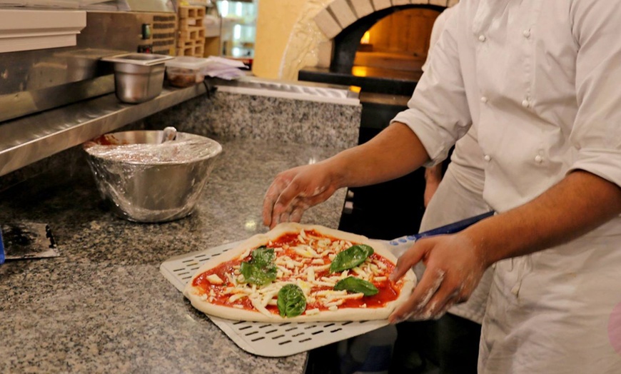 Image 3: 2 o 4 pizze alla pizzeria Bella Napoli