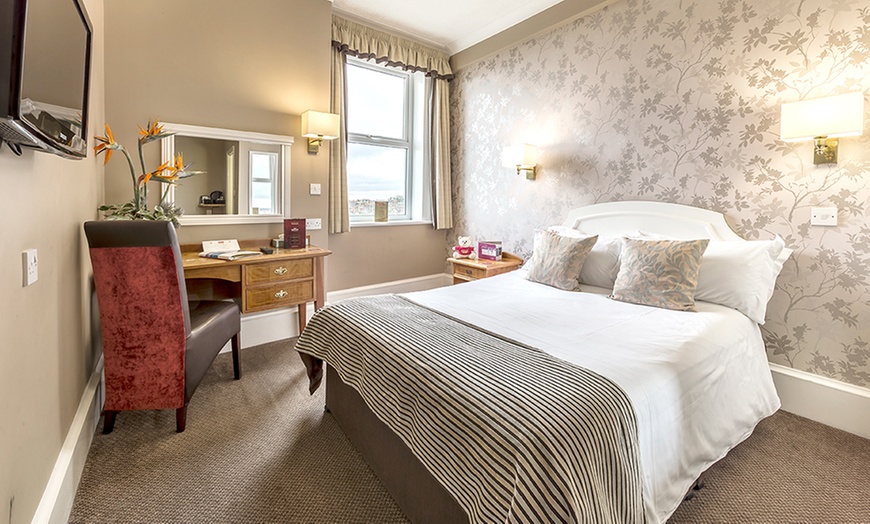 Image 3: Southend-On-Sea: Standard Double Room with Breakfast