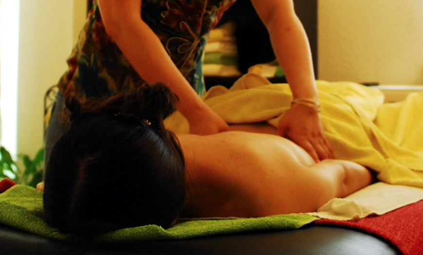 Image 3: Rücken- & Fuß-Massage / Traditionelle chinesische Ganzkörpermassage