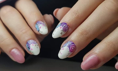 Una o 3 manicure con smalto classico o semipermanente al salone Russian Nails (sconto fino a 76%)