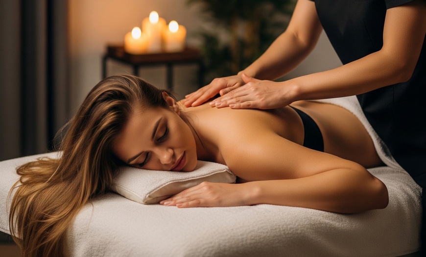 Image 1: Sesion de masaje deportivo de 30 o 50 minutos