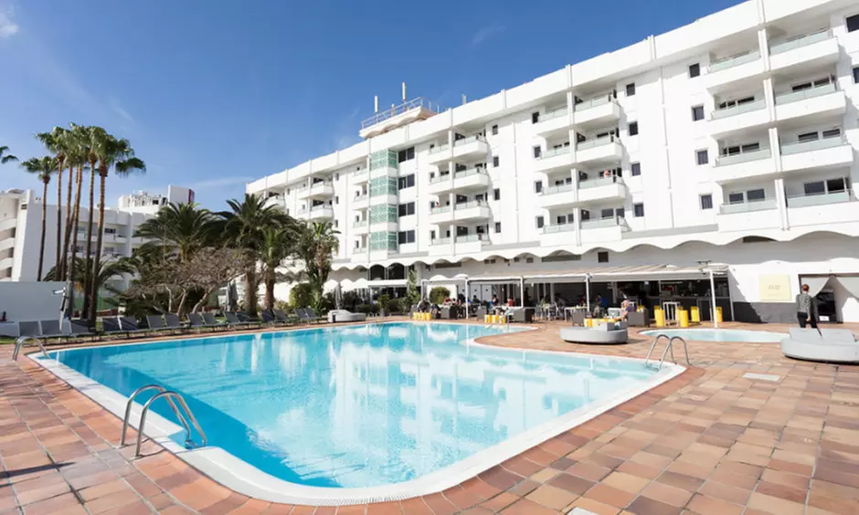 Day Pass, barbacoa y más para 2 en complejo con piscina