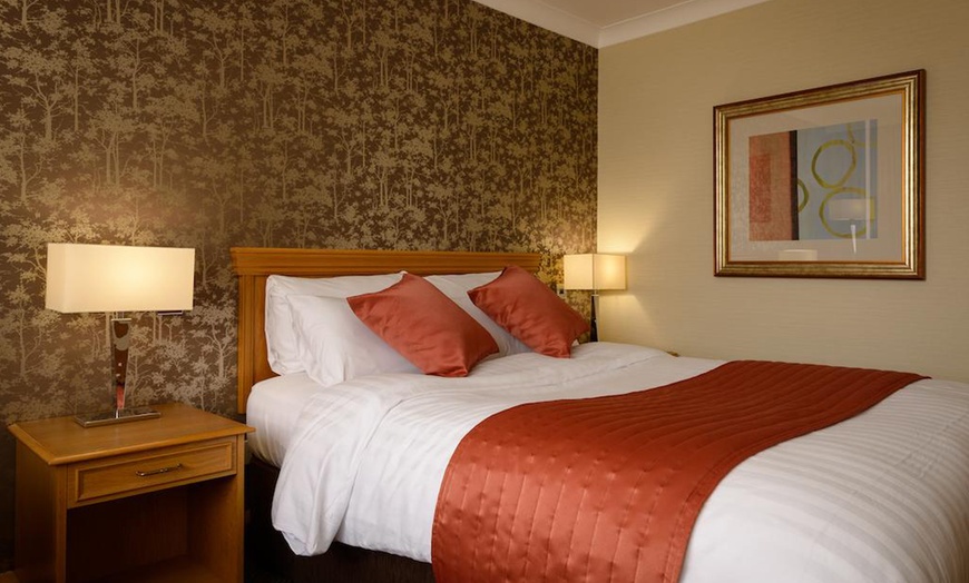 Image 4: Huddersfield: 4* Double Room Stay with Dinner