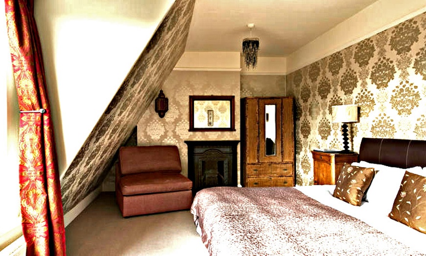 Image 8: Bath: 4* Standard Double or Twin Room with Breakfast and Add-on