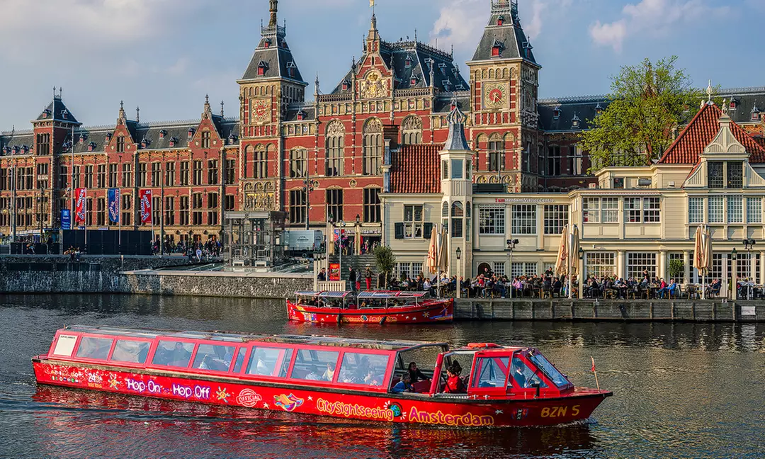 Verken Amsterdam met een 24-uurs Hop-on hop-off bus- en bootticket
