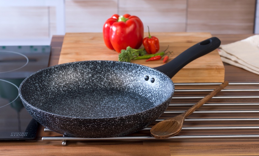 Image 5: Salter Three-Piece Frying Pan Set