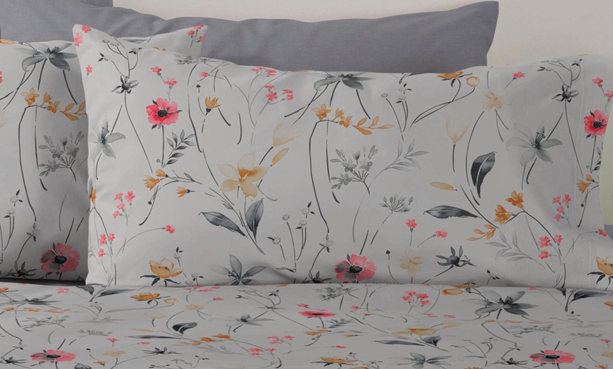 Image 6: Juego de sábanas para cama doble 100 % algodón con flores de Bassetti