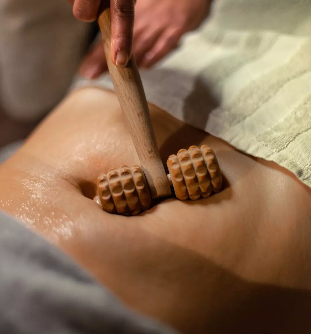 Experimenta maderoterapia con tratamiento lipolítico y masaje drenante