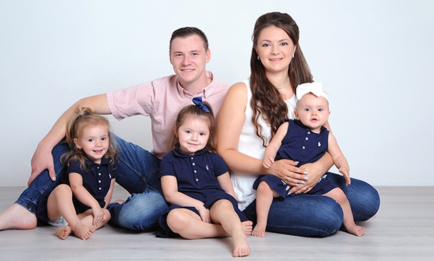 Image 2: Family Photoshoot With Prints