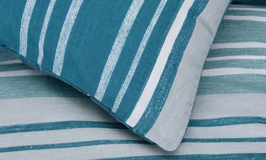 Image 7: Smart Living Reversible Textured Stripe Duvet Set 