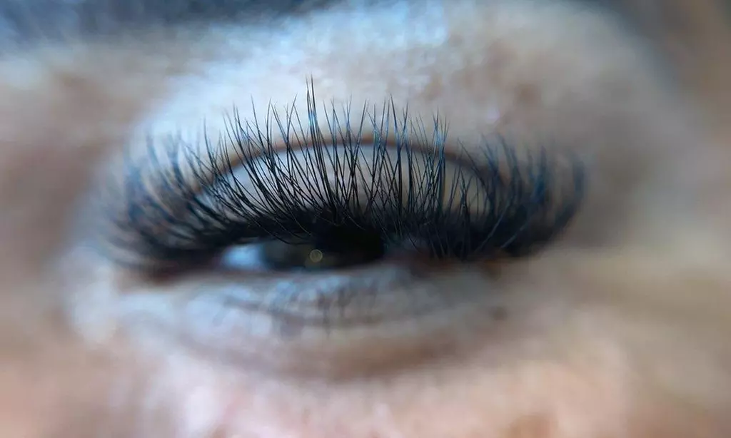 Blend Styles with Hybrid, Whispy, or Volume Set Eyelash Extensions