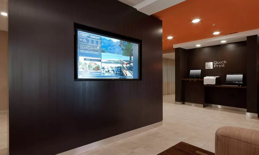 Palmdale Hotel near Waterpark & Trails