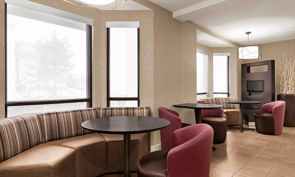 Palmdale Hotel near Waterpark & Trails