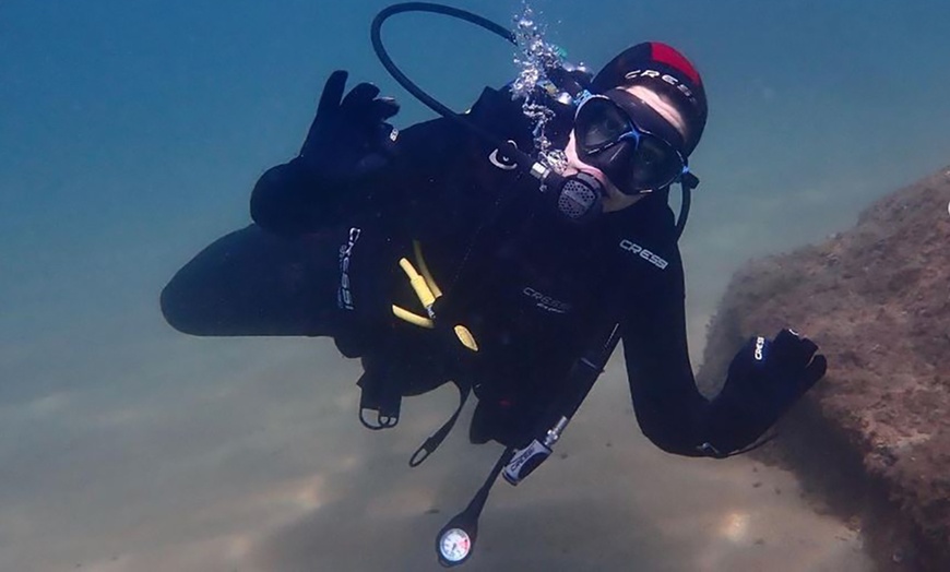 Image 9: Bautizo de buceo para 1 a 4 personas con fotos en Underwater Barcelona