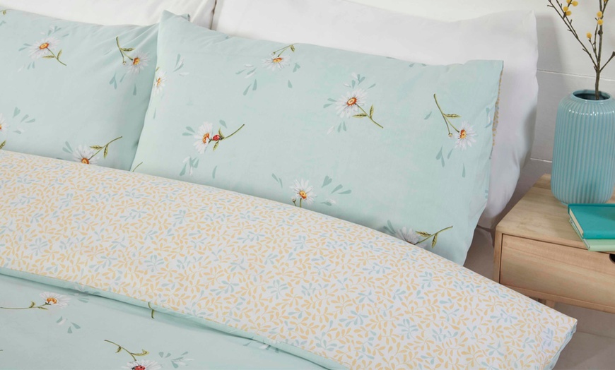 Image 2: Easy Care Daisy Reversible Design Duvet Set