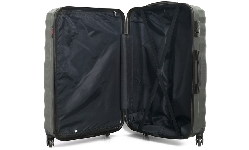 Image 15: Three-Piece Hero Luggage Set