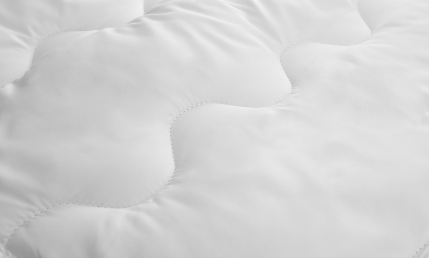 Image 4: Silentnight Mattress Topper