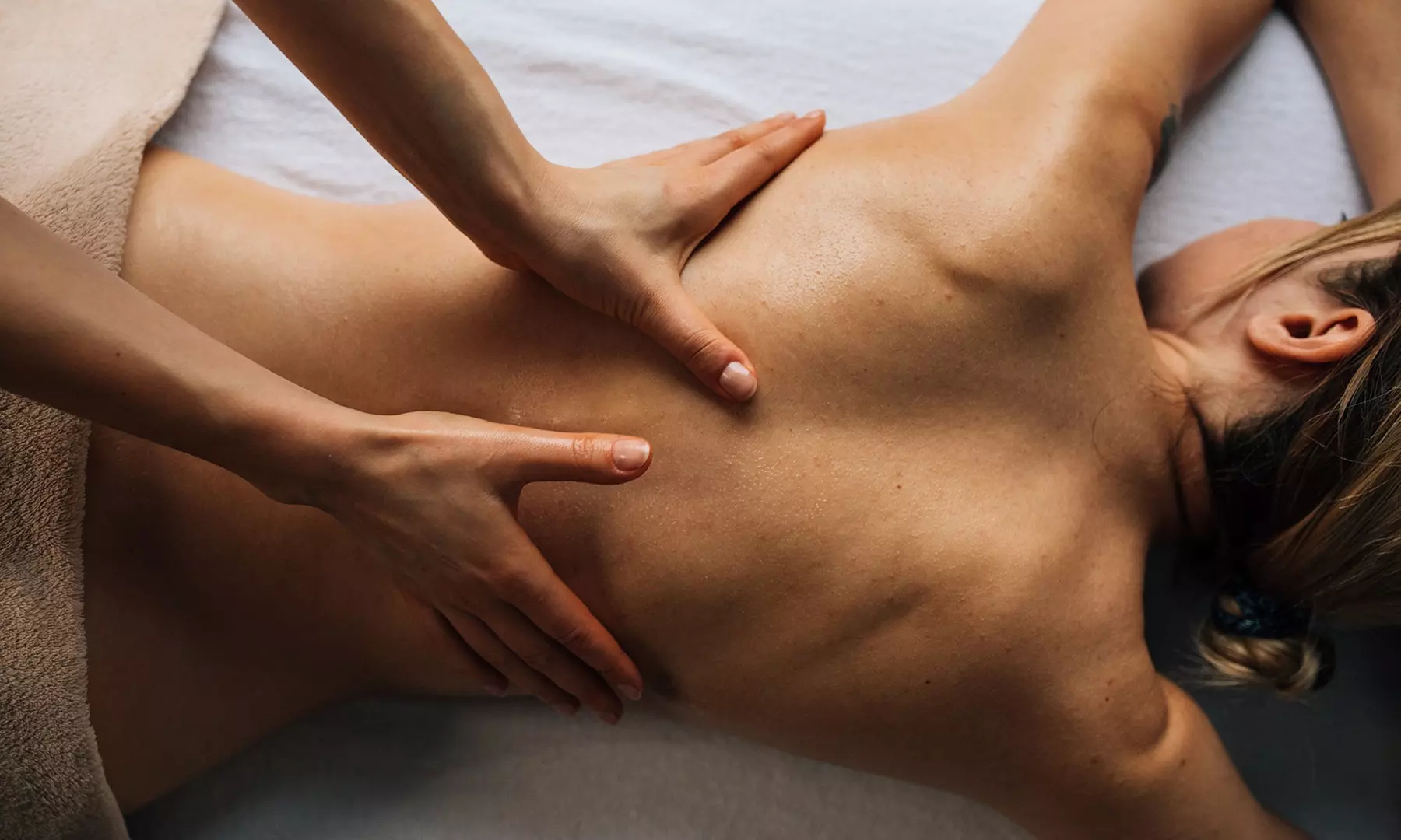 Masaje relajante y descontracturante con CBD en The Look Madrid