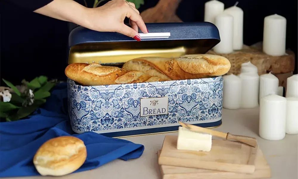 Set da cucina con barattoli e portapane