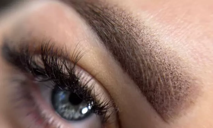 Neue Ausstrahlung mit einer Powderbrows-oder Aquarelle Lips-Behandlung