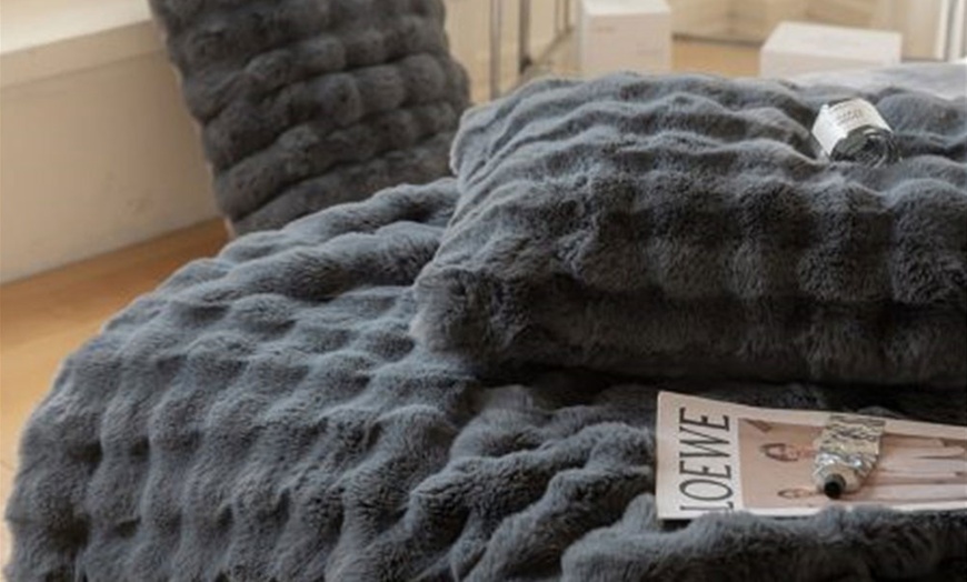 Image 3: Plush Warm Blanket and Cushion in choice of 3 sizes 