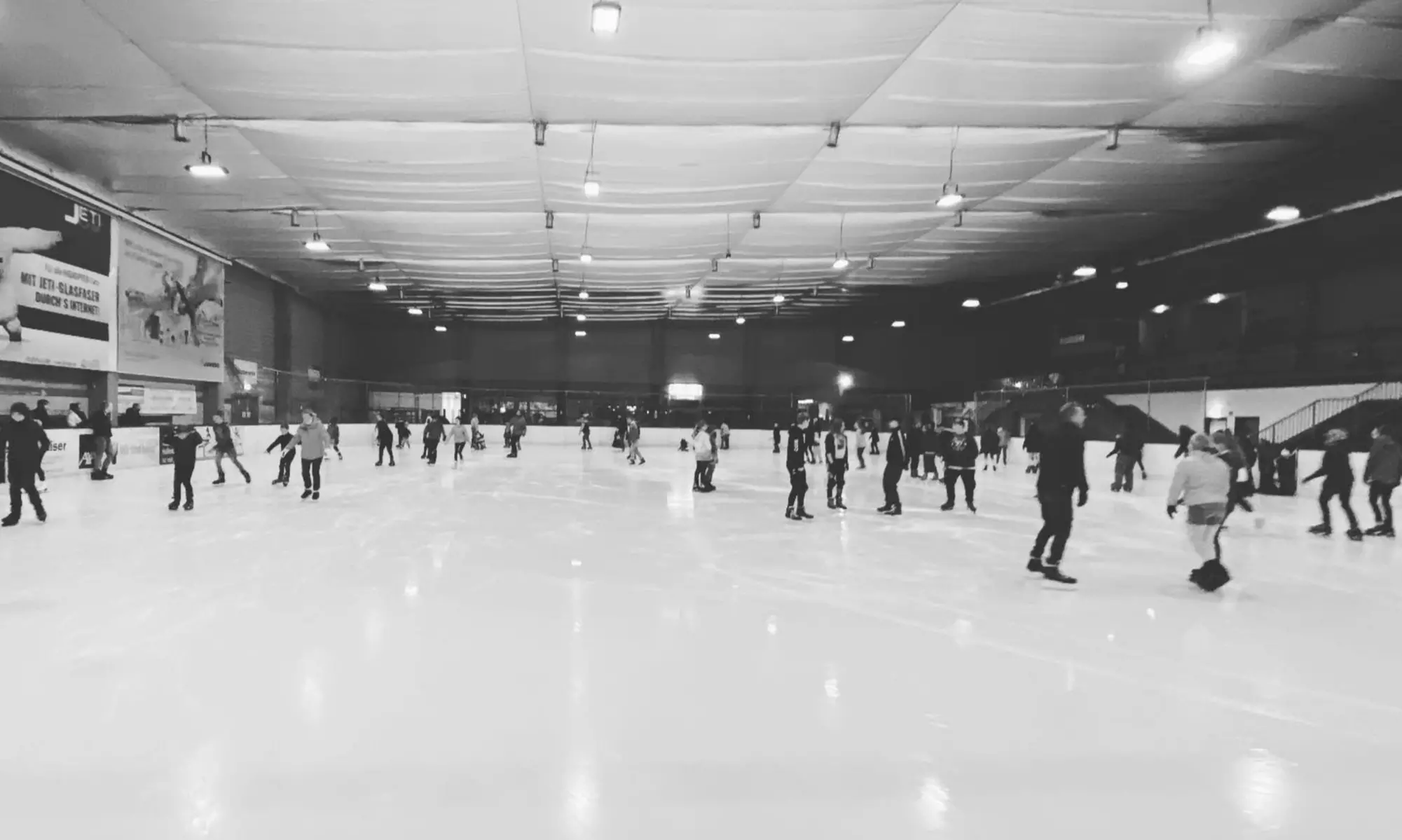 Auf 1800 m² Profi-Eisfläche Schlittschuhlaufen mit einem Eintritt in den ICEDOME Troisdorf (bis zu 35% sparen) - Second Medium