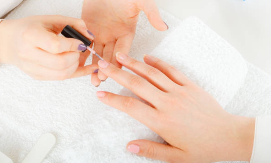 Image 21: 1 o 3 sesiones de manicura, pedicura o ambas con esmaltado a elegir