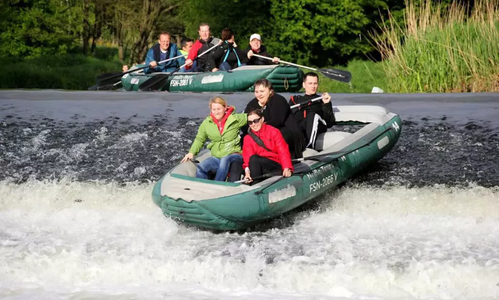 Action auf dem Wasser - 3,5 Std. Bootstour mit 3D Bogenschießen & BBQ