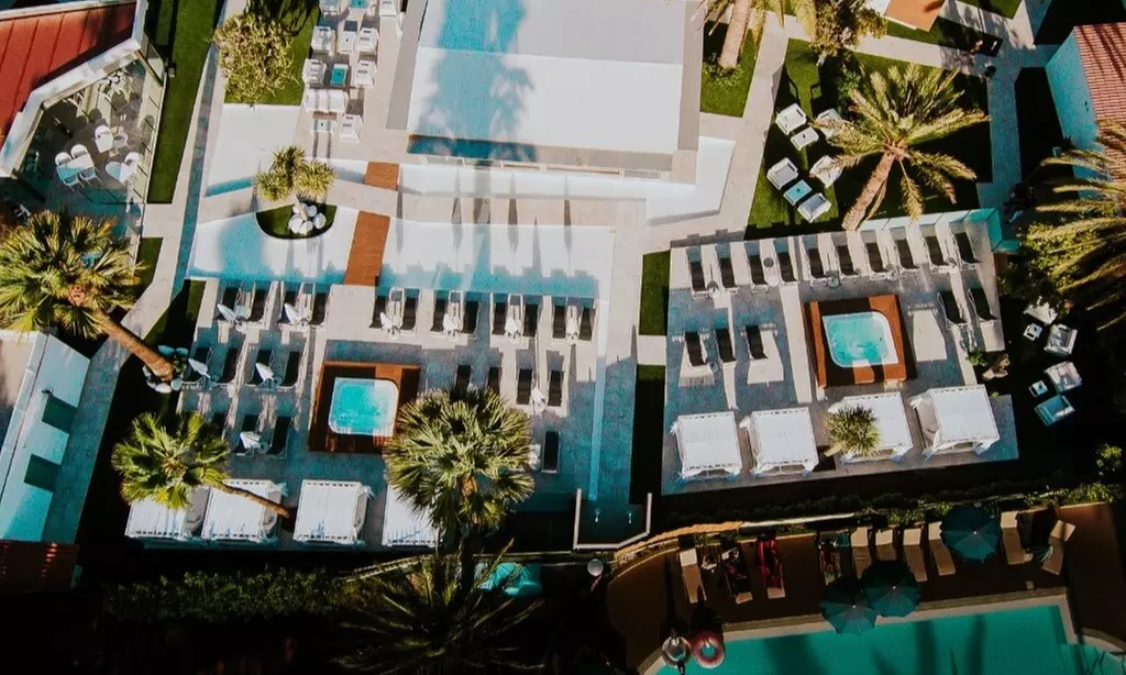 ¡Día de piscina con hamacas y cócteles!