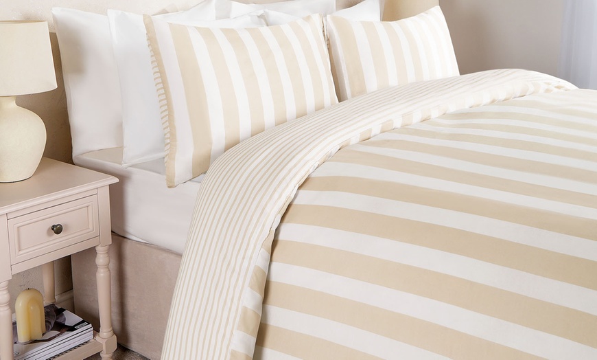 Image 7: Stripe Design Reversible Duvet Set