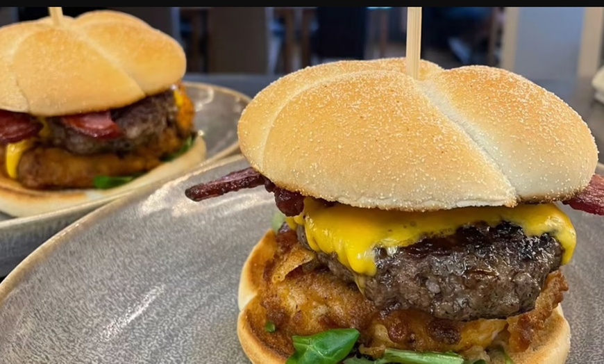 Image 3: Menú de hamburguesas y cervezas artesanales en Crown