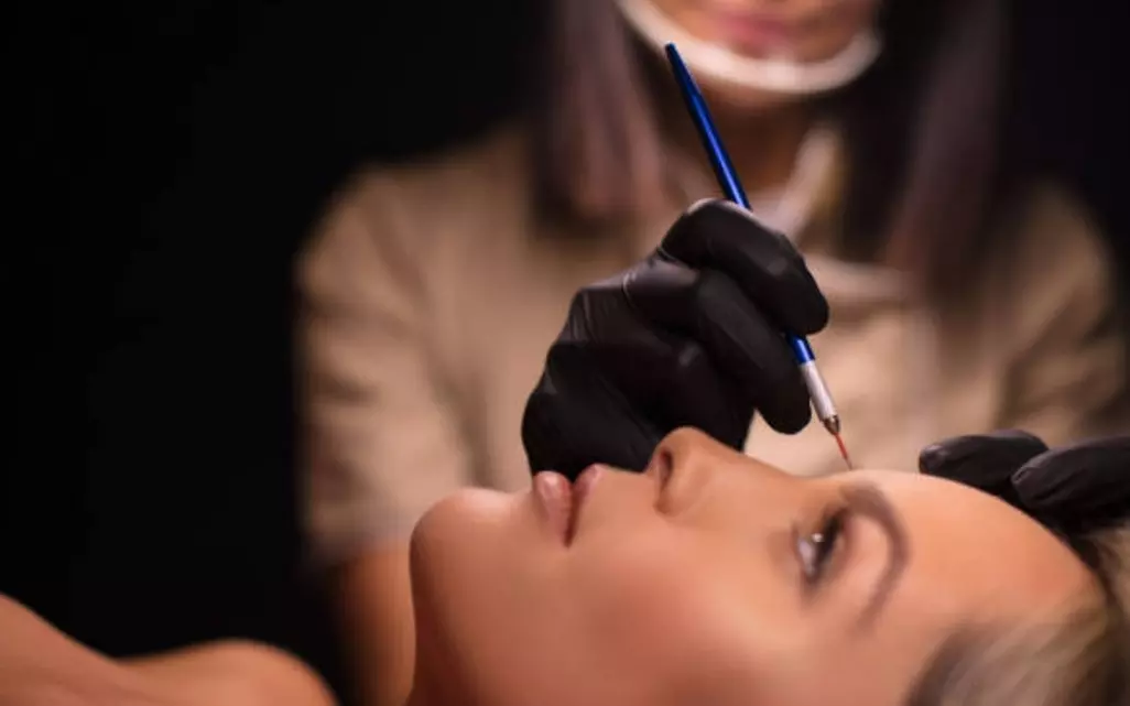 Microblading de cejas o micropigmentación en eyeliner o labios
