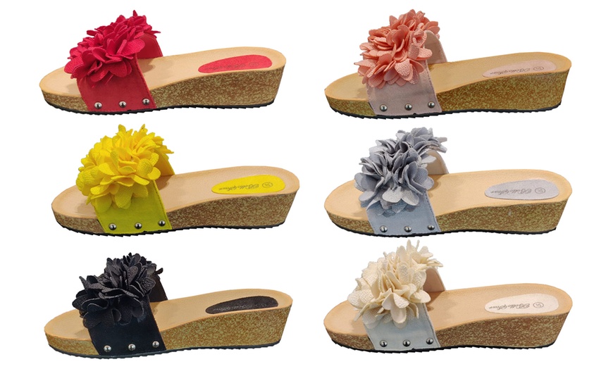 Image 1: Women's Flower Sliders