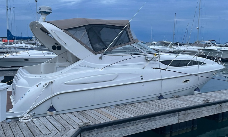 Image 2: Private Yacht Cruise: Chicago River or Lake Michigan for 7 Guests