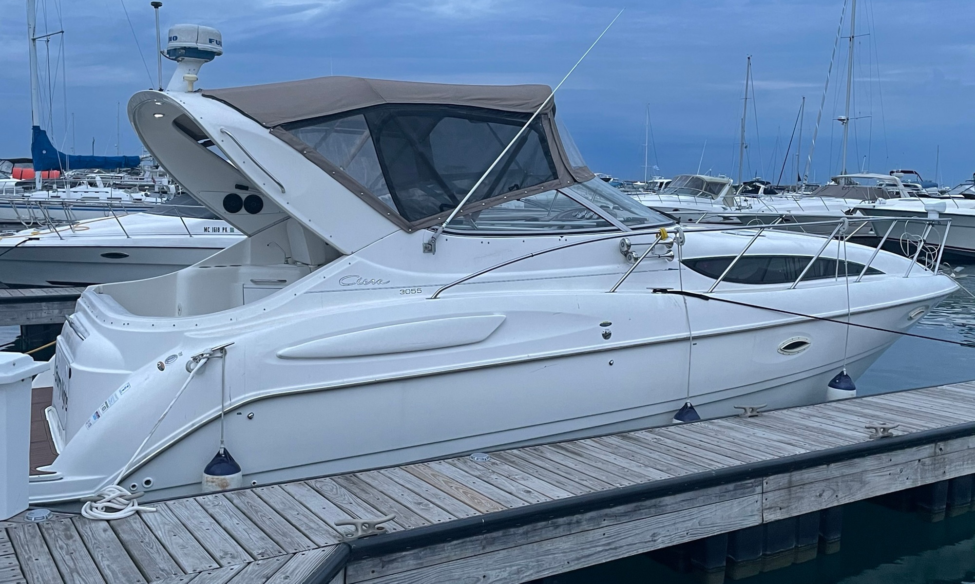Private Yacht Cruise: Chicago River or Lake Michigan for 7 Guests