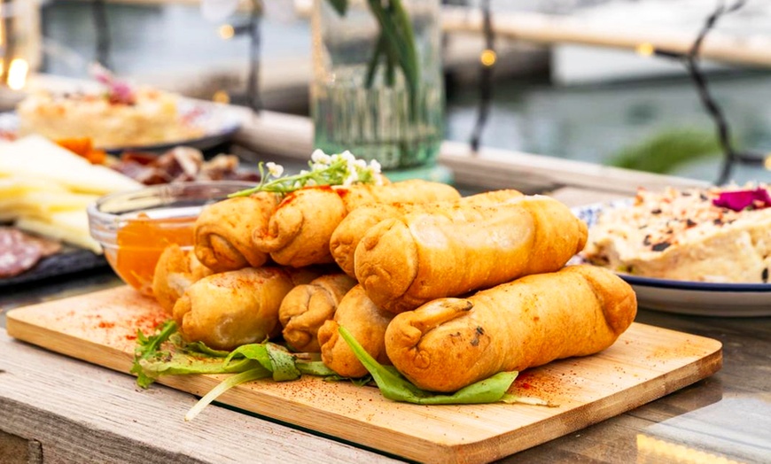 Image 17: Plan Beach con vistas al mar y opciones de menú para 2 o 4 personas