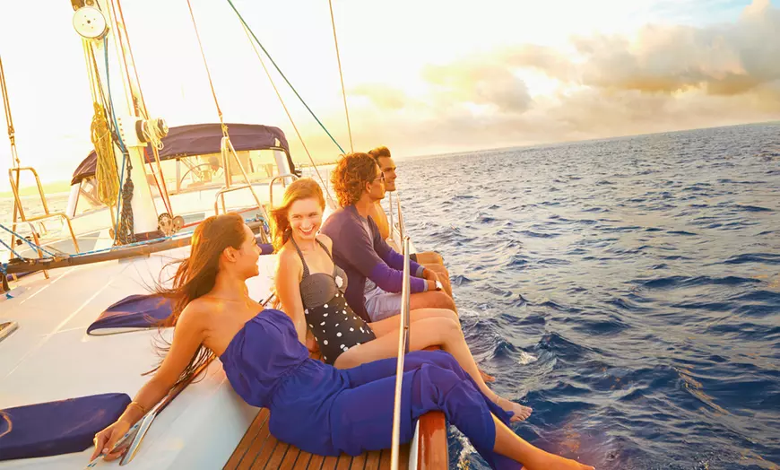 Image 1: Paseo en barco de vela con cava al atardecer para 2, 4 o 6 personas 