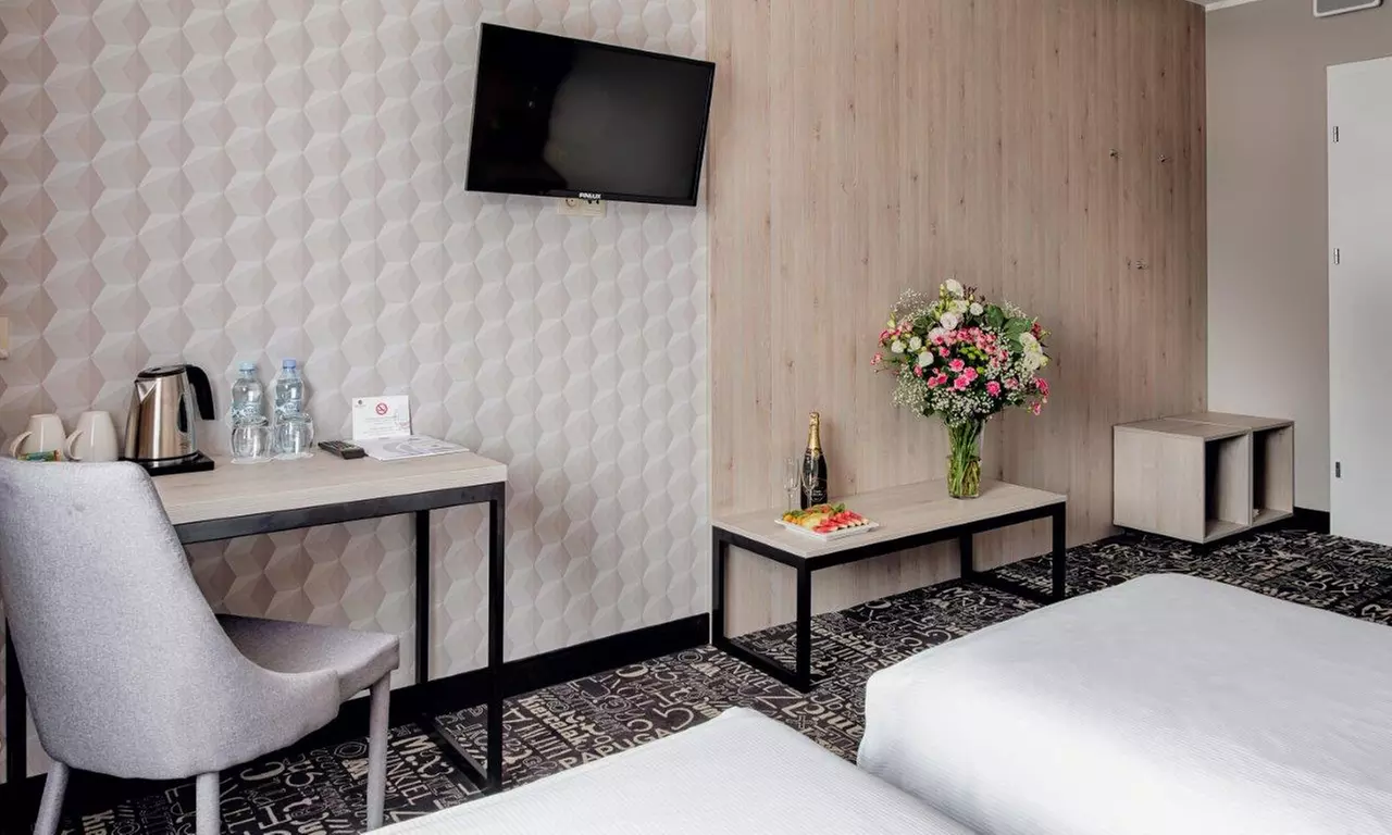 Raszyn k. Warszawy: pokój 2-os. z wyżywieniem, basenem i więcej