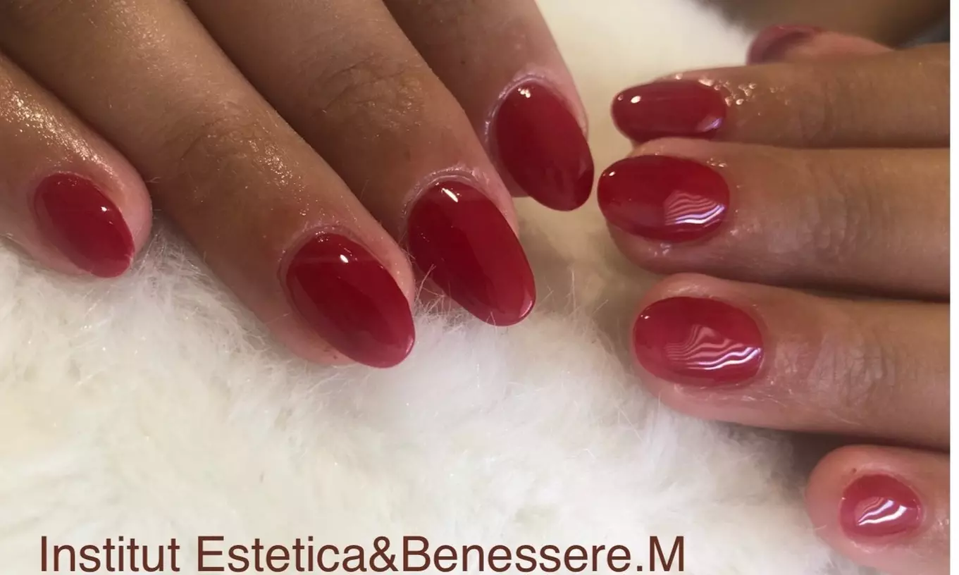 Beauté des mains avec vernis semi-permanent