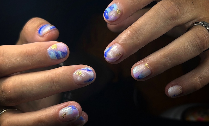 Image 10: Manicura, pedicura o uñas acrílicas con esmaltado monocolor a elegir