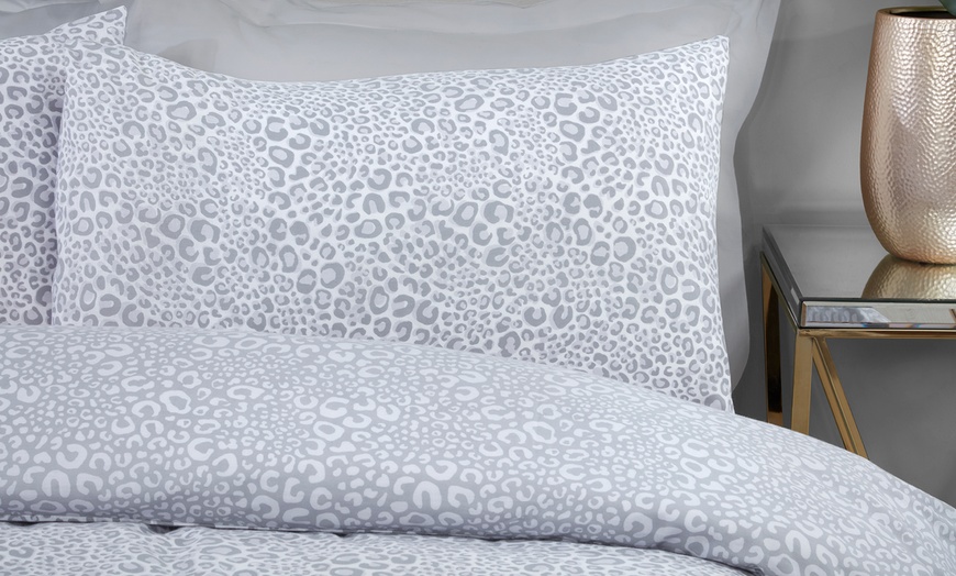 Image 6: Leopard Print Duvet Set