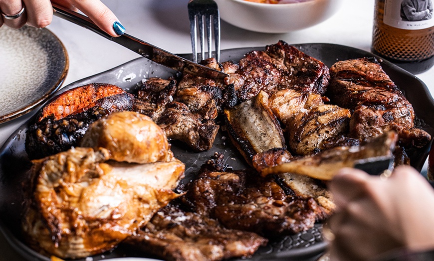 Image 1: Menú de parrillada indomable para 2 o 4 personas con bebida y postre