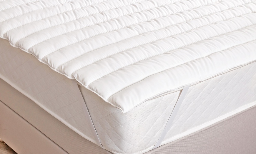 Image 3: Silentnight Cloud Mattress Topper