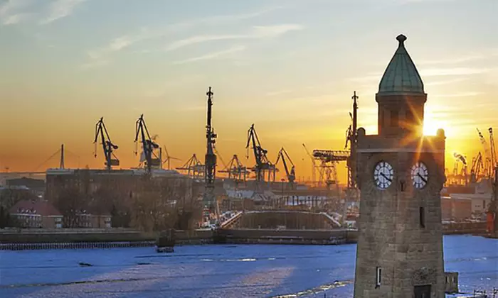 Ticket für eine Stadtrundfahrt mit Live Kommentar in Hamburg für 1 Erwachsenen oder 1 Familie (bis 34% sparen) - Second Medium