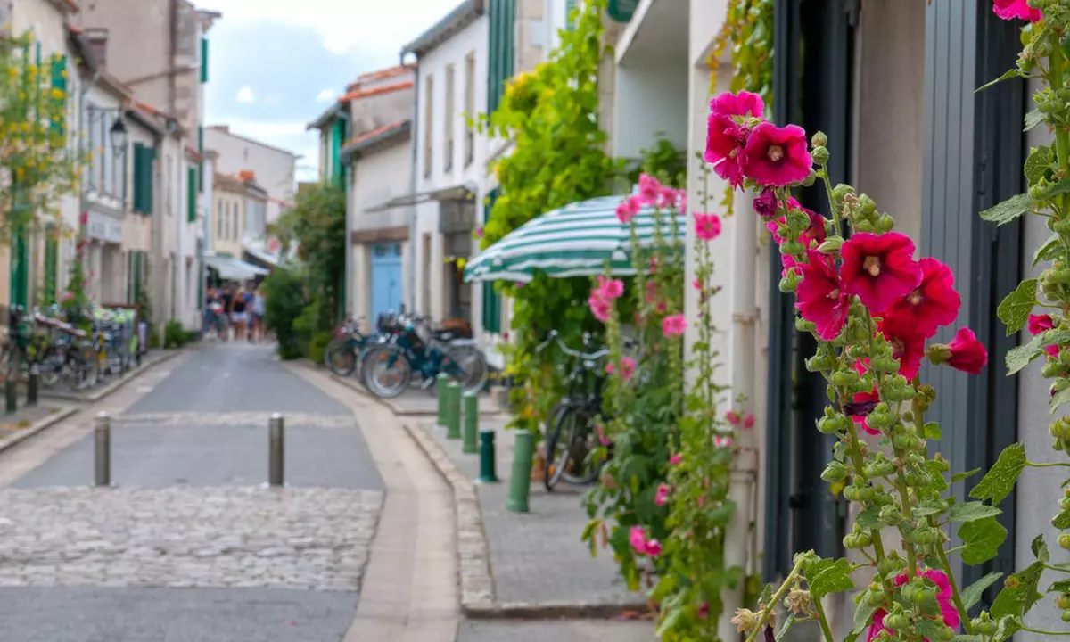 Île de Ré : 1 ou 2 nuits en chambre prestige ou tradition pour 2 p. avec verre d'accueil, option pdj à La Maison Douce - Primary Image